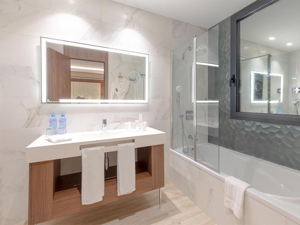 AZ Hotels Grand Oran - Suite