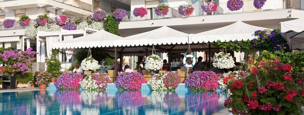 Bazén v ubytování Hotel Sirenetta nebo v jeho okolí