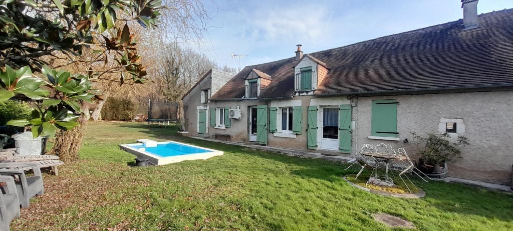 une maison avec une piscine dans la cour dans l'établissement La maison des Hautes Vallees- jardin-piscine Beauval, à Lye