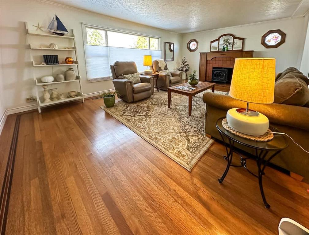 a living room with a couch and a table at Pa The Lincoln Lounge in Port Angeles