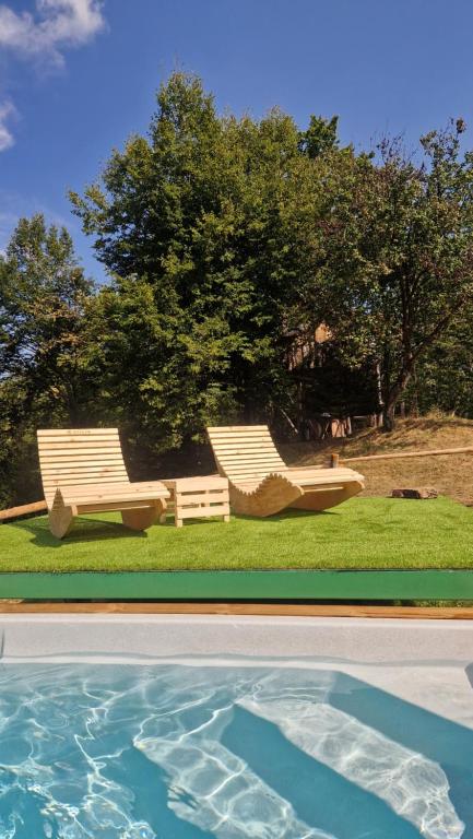 Bazén v ubytování Chalets Toplak nebo v jeho okolí