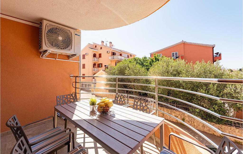 Un balcón con una mesa y sillas en un balcón. en 2 Bedroom Gorgeous Apartment In Zadar, en Zadar