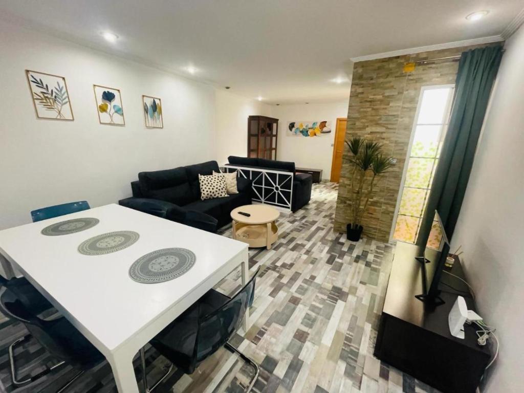 a living room with a white table and a couch at Fabuloso en el corazón de la ciudad y con garaje in Zaragoza