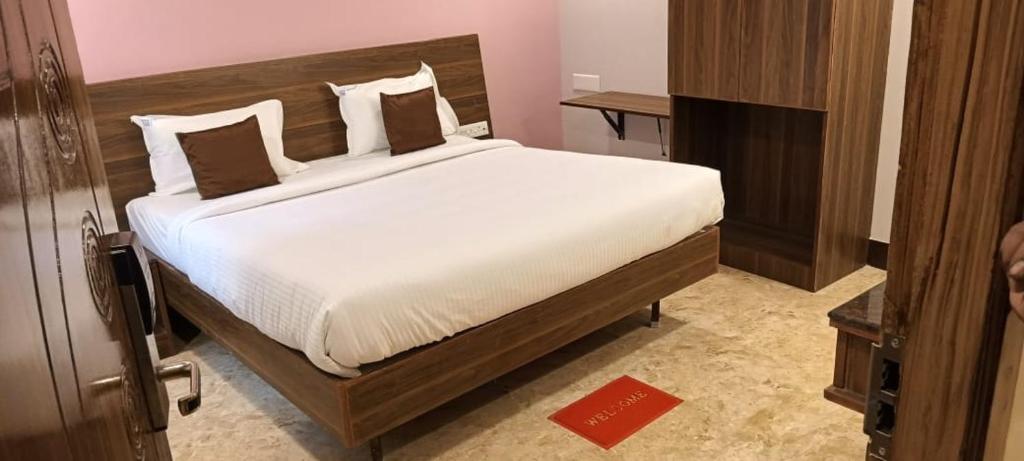 Postel nebo postele na pokoji v ubytování Mani's residency