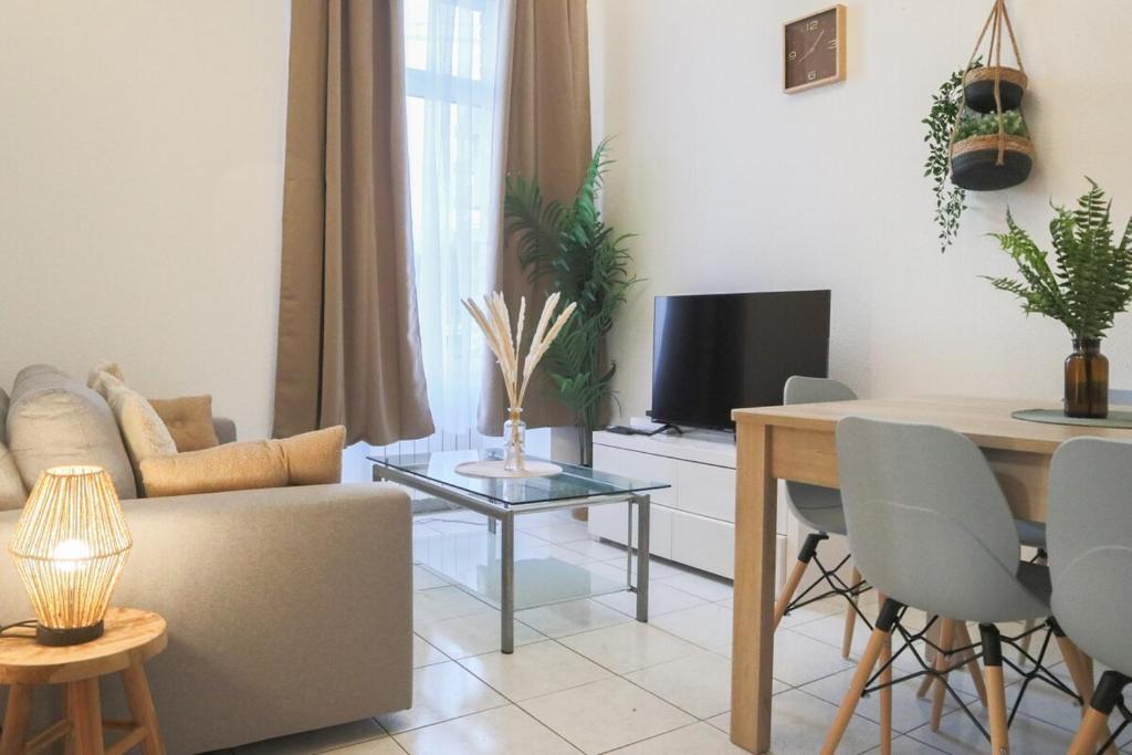 un salon avec un canapé et une table dans l'établissement Le Coquet, bord de l'eau, à Mulhouse