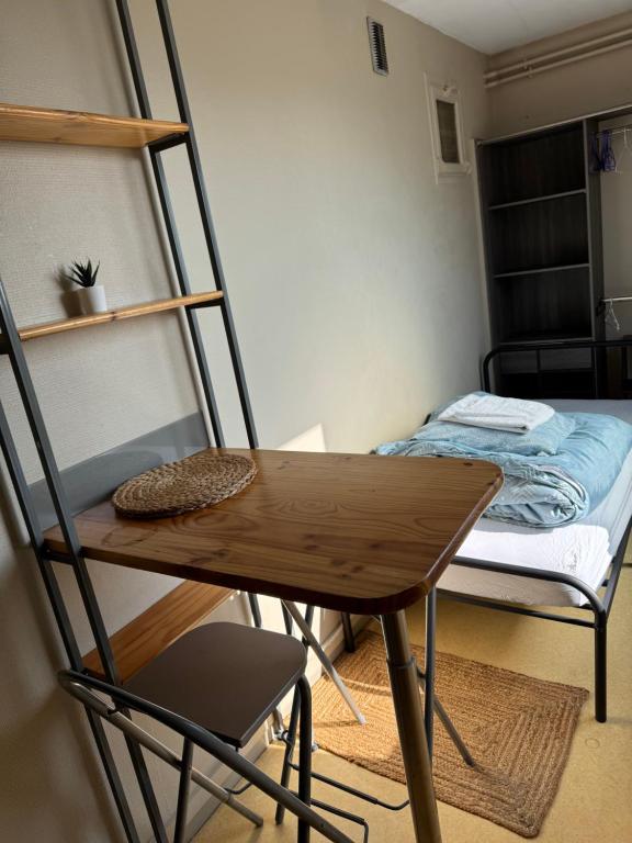Cette chambre comprend un bureau et une chaise. dans l'établissement Studio au coeur de Valence 47, à Valence