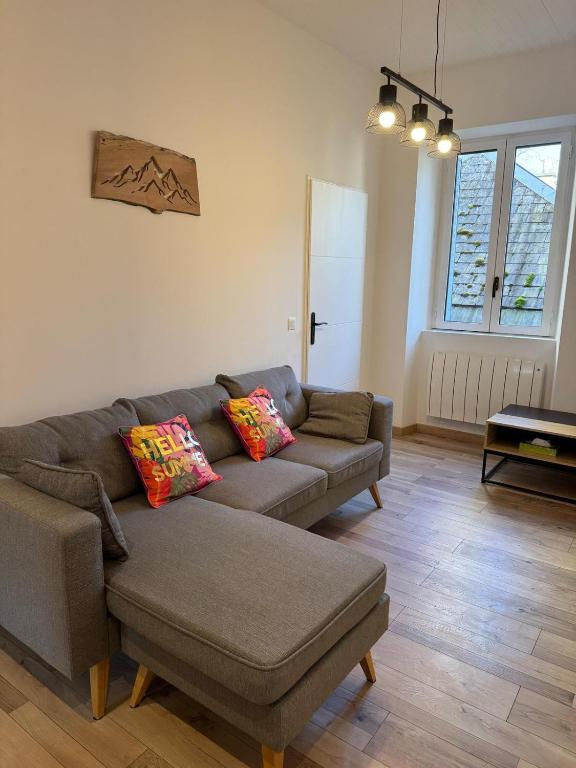 un salon avec un canapé et une table dans l'établissement Escapade savoyarde, à Chambéry