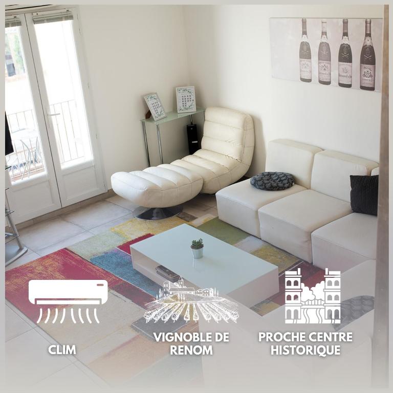 un salon avec un canapé blanc et une table dans l'établissement Les Bosquet Charmante Maison 2 Chambres ,parking gratuit au Centre de Châteauneuf-du-Pape, à Châteauneuf-du-Pape