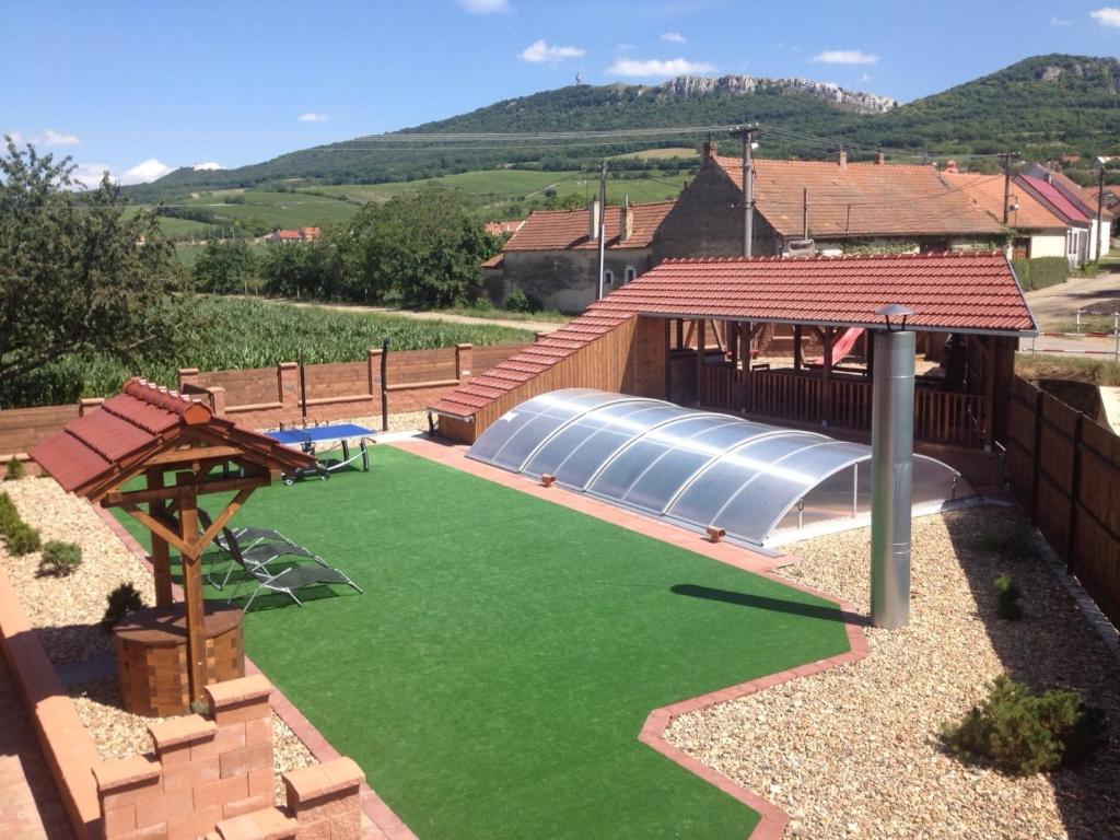 a garden with a green lawn and a pavilion at U Jeřába - komplex A in Horní Věstonice