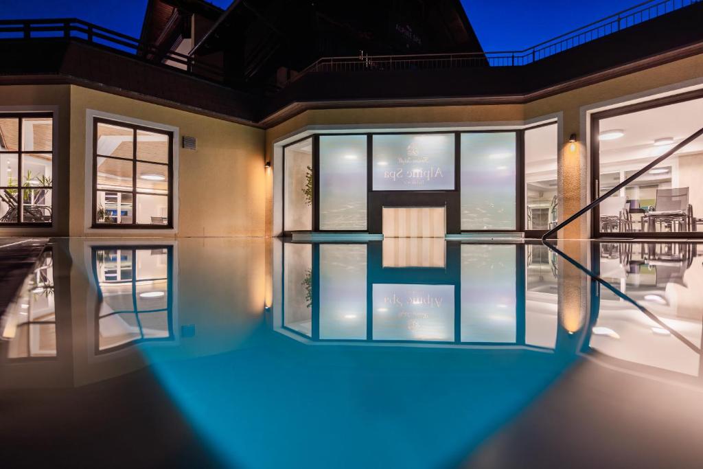 Bazén v ubytování Alpine Spa Residence nebo v jeho okolí