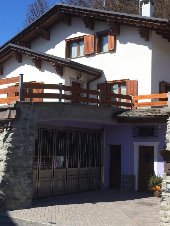 een groot wit huis met een grote garage bij Casa Zen in Valfurva