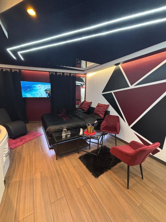 une chambre avec un lit, une table et des chaises dans l'établissement Love Room Redroom, à Voiron