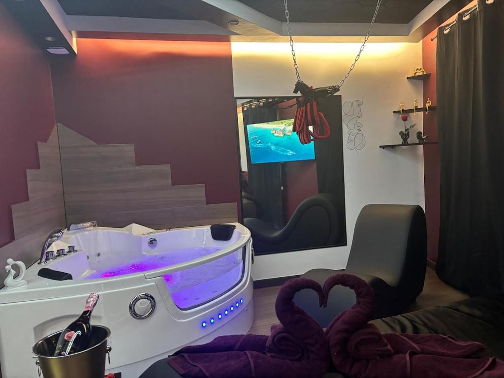 una habitación con jacuzzi en una habitación con escaleras en Love Room Redroom, en Voiron
