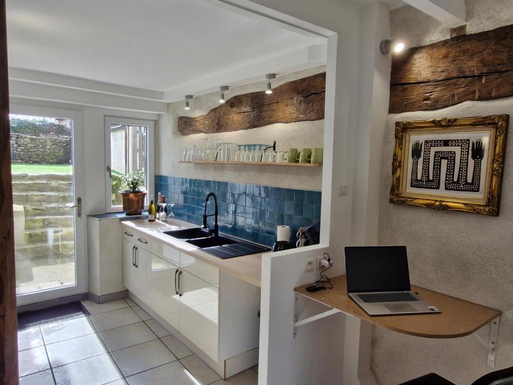 Nhà bếp/bếp nhỏ tại Cozy House with Garden & Hot Tub