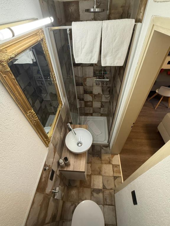 un piccolo bagno con lavandino e specchio di Arbostora Charme Hotel a Morcote