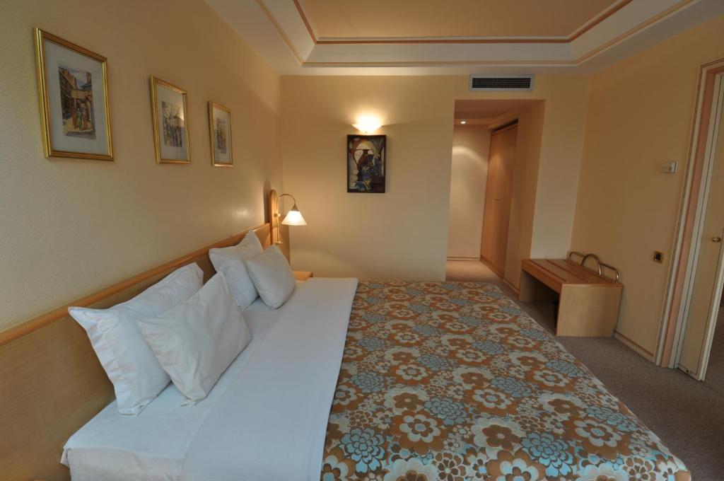 Postel nebo postele na pokoji v ubytování Hôtel Wassim