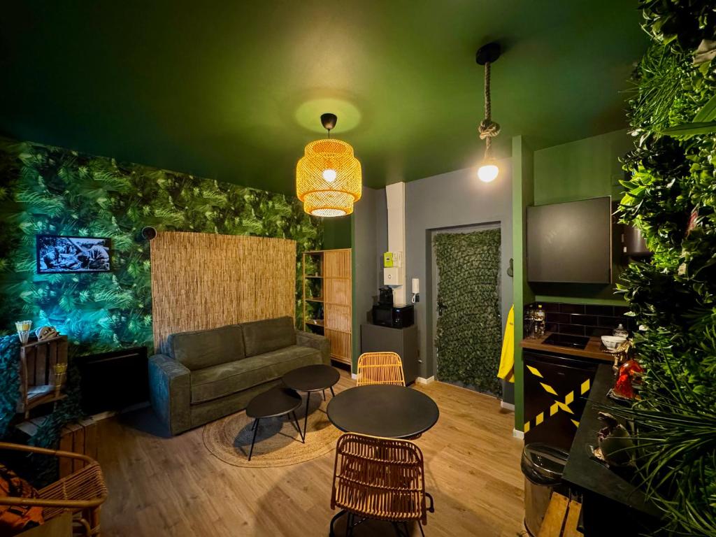 un salon avec un canapé et une table dans l'établissement Jurassique Reims, à Reims