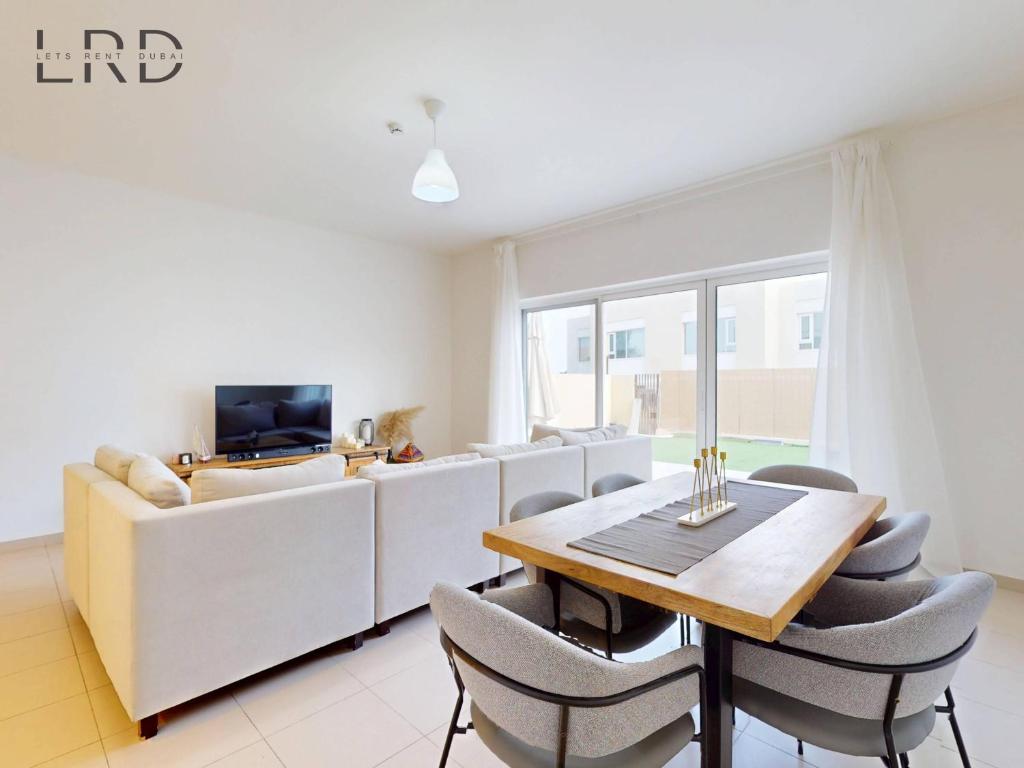 TV a/nebo společenská místnost v ubytování Spacious 2BR Apartment in Emaar South