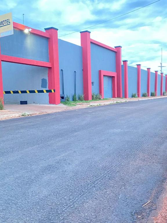 an empty street in front of a building at Hotel A DOIS adults only in Jataí