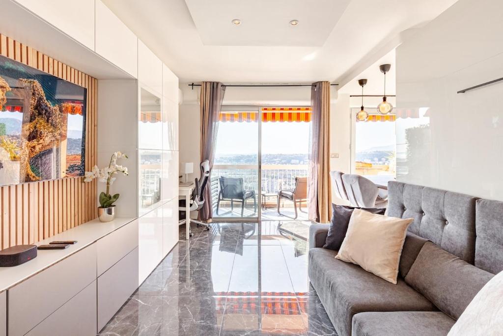 un salon avec un canapé et une table dans l'établissement Vue mer et montagne panoramique, à Nice