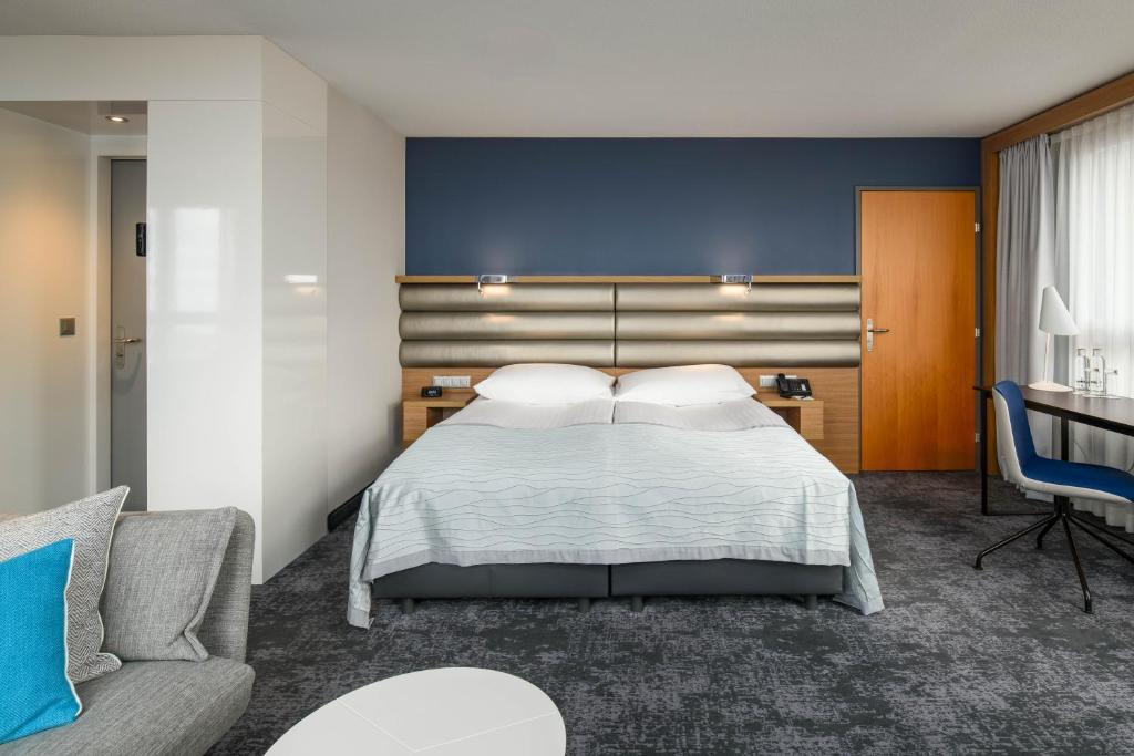Postel nebo postele na pokoji v ubytování Mövenpick Hotel Lausanne
