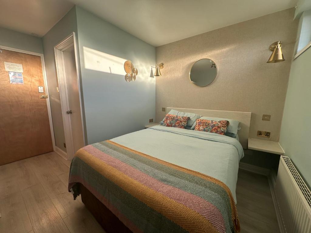 Guest Lodge by The Promenade - Small Double Room