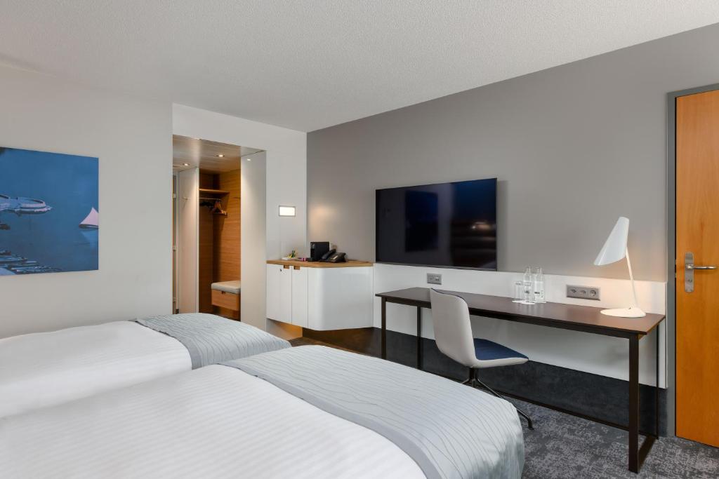 Postel nebo postele na pokoji v ubytování Mövenpick Hotel Lausanne