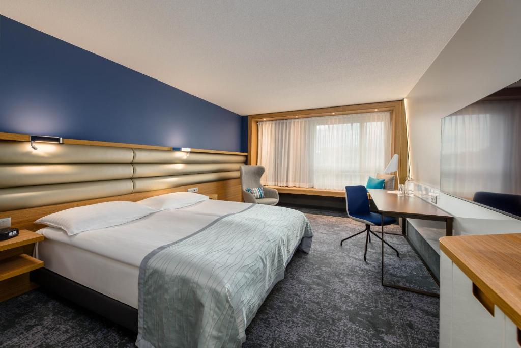 Postel nebo postele na pokoji v ubytování Mövenpick Hotel Lausanne