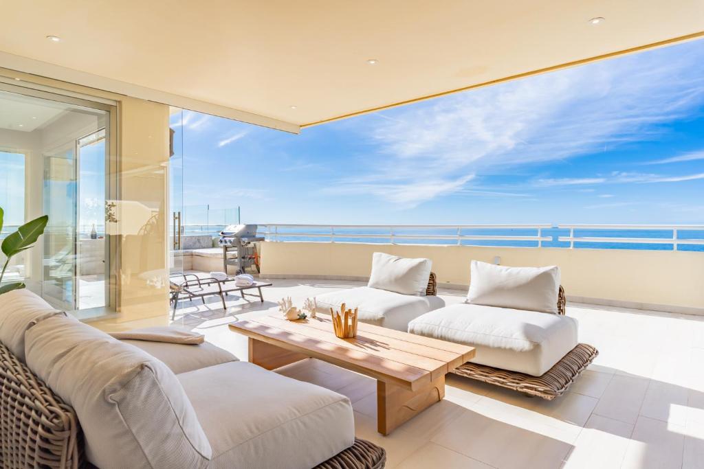 Et opholdsområde på Infinity Blue Penthouse