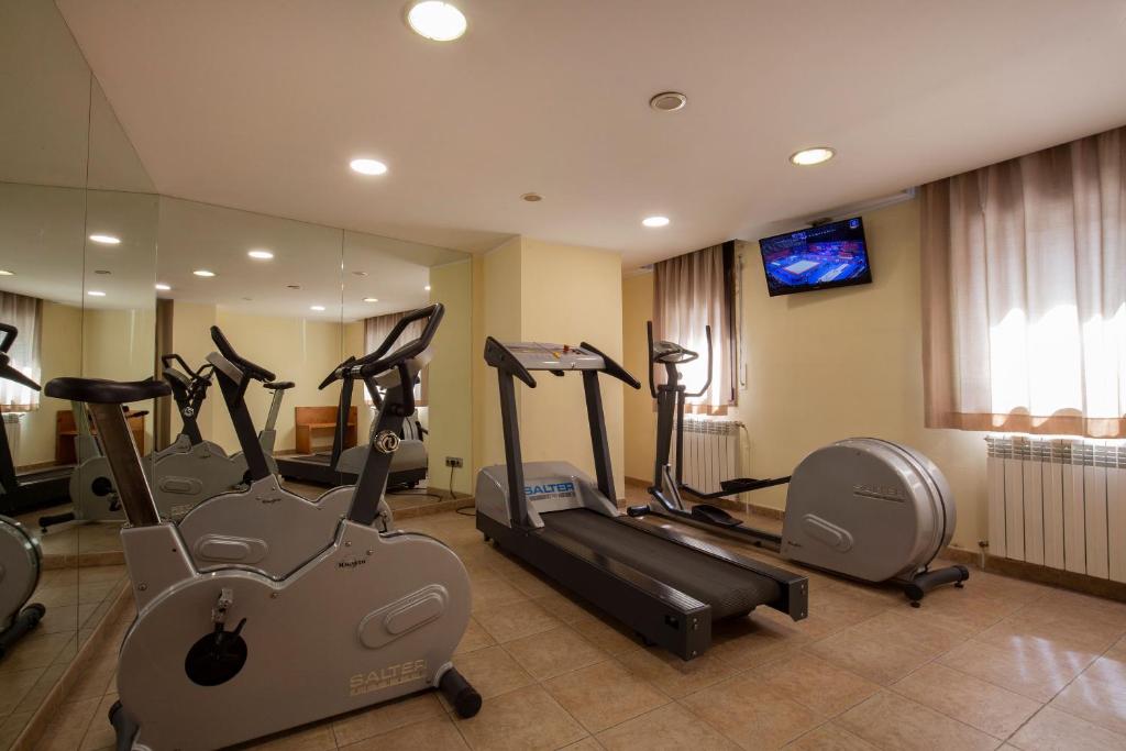 Fitness centrum a/nebo fitness zařízení v ubytování Hotel Màgic Pas