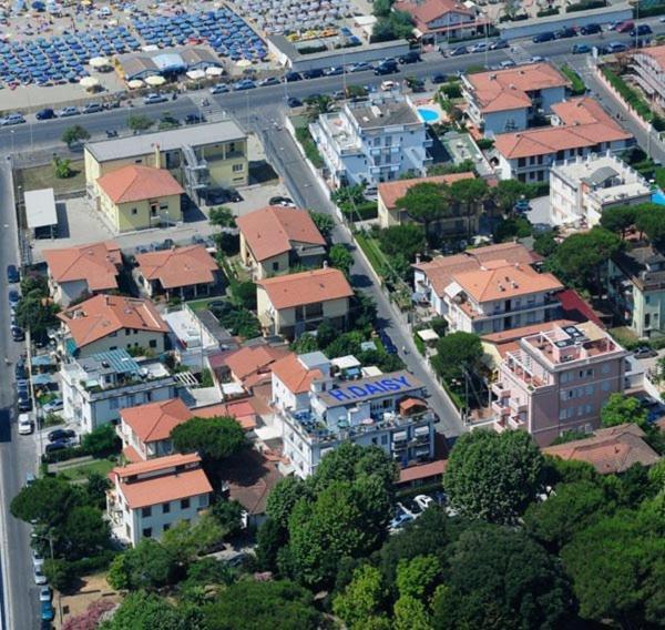 una vista aérea de una ciudad con casas y una calle en Hotel Daisy, en Marina di Massa