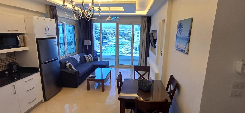 Η κουζίνα ή μικρή κουζίνα στο Red Sea Serenity