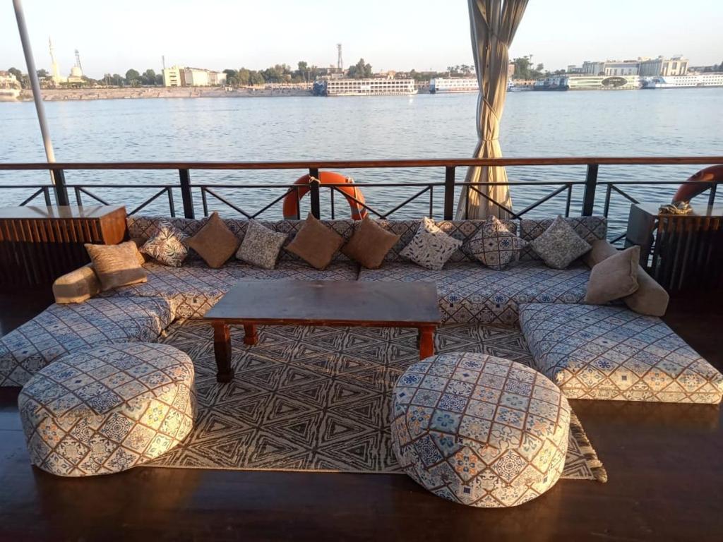 Posezení v ubytování Nile Dahabiya Sailing boat 3 nights Every Friday from Aswan to Luxor