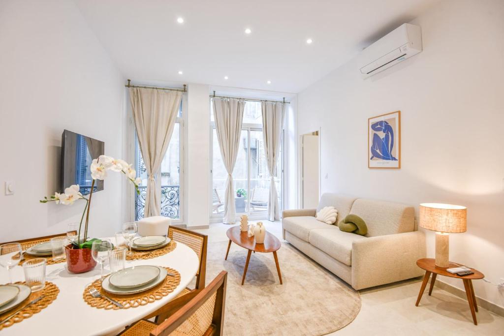 un salon avec une table et un canapé dans l'établissement Appart haut standing 1 ch clim proche Vieux-Port, à Marseille