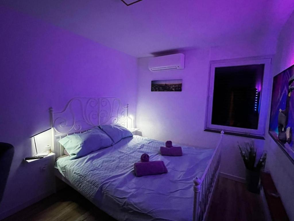 Ένα ή περισσότερα κρεβάτια σε δωμάτιο στο Hillview apartman Slavagora, Croatia