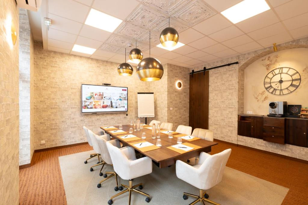 TV a/nebo společenská místnost v ubytování Hotel Beaucour