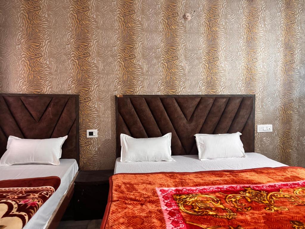 Postel nebo postele na pokoji v ubytování Radha Madhavam Luxurious Boutique Stay