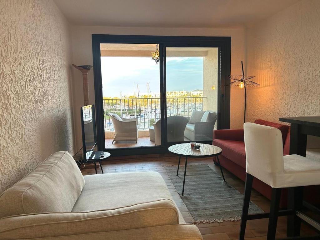 un salon avec un canapé et une table dans l'établissement Appartement Cascadelle, à Cogolin