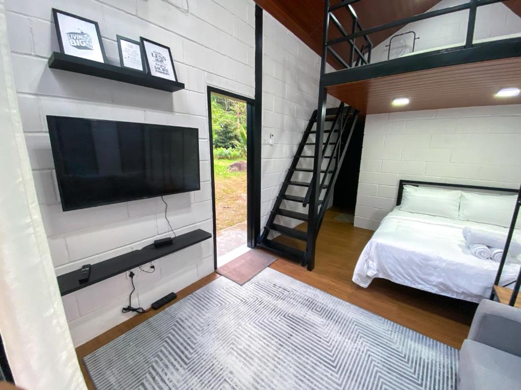 Postel nebo postele na pokoji v ubytování Casa Damai Janda Baik - RIVERVIEW TINY HOUSE