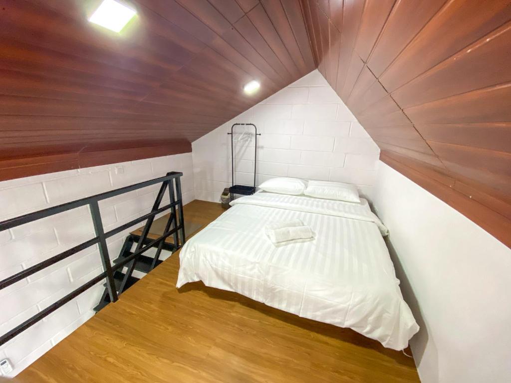 Postel nebo postele na pokoji v ubytování Casa Damai Janda Baik - RIVERVIEW TINY HOUSE