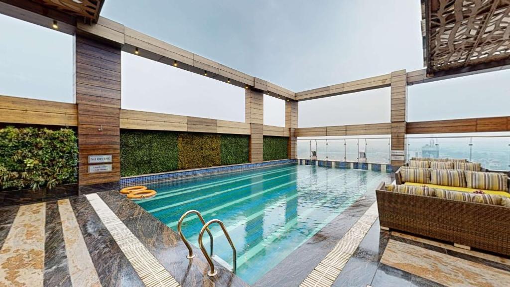 Bazén v ubytování Radisson Blu Towers Kaushambi Delhi NCR nebo v jeho okolí