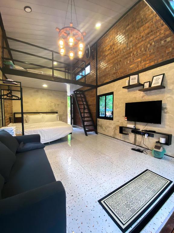 TV a/nebo společenská místnost v ubytování Casa Damai Janda Baik - RIVERVIEW TINY HOUSE