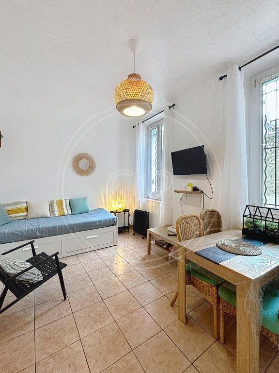 un salon avec un canapé et une table dans l'établissement EDEN PLACE un petit coin de Paradis by LaConciergerie13, à La Ciotat