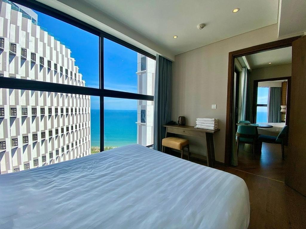 une chambre avec un lit et une vue sur l'océan dans l'établissement Apec-Mandala - Condotel - Ocean view-ADP TOUR, à Ấp Thiẹn Ái