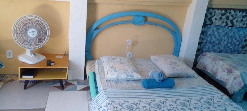 a toy bedroom with a bed and a fan at GRUTA da Praia 2 in Saquarema