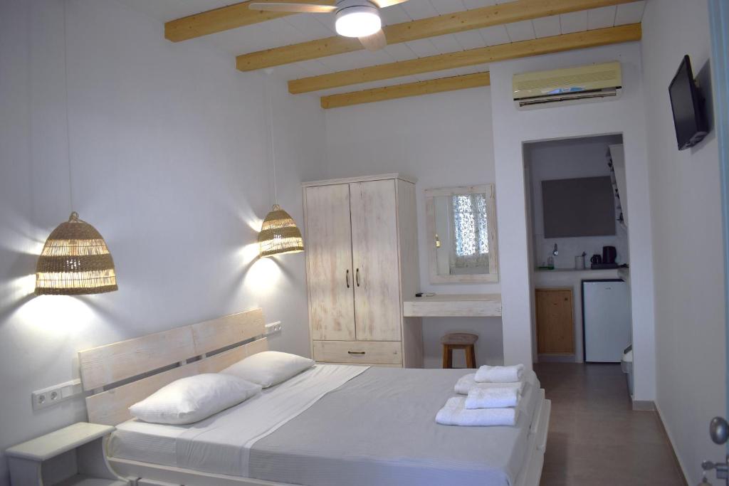 Postel nebo postele na pokoji v ubytování Κalamitsi Rooms & Apartments