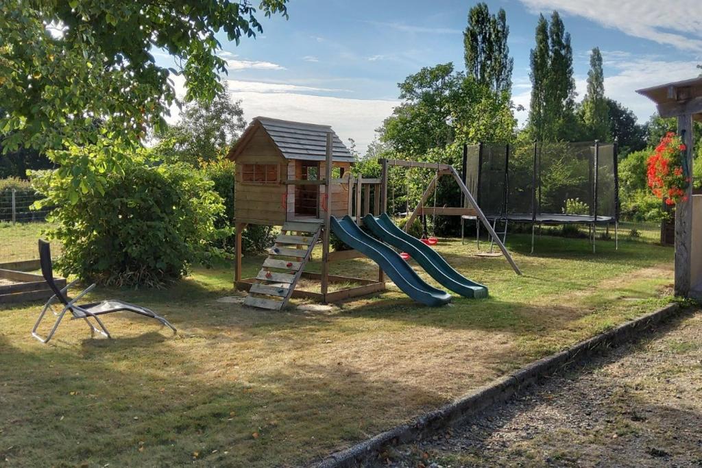 ein Spielplatz mit Rutsche und Spielhaus in der Unterkunft Gite Les Renardières en Bretagne Romantique proche in Saint-Pierre-de-Plesguen
