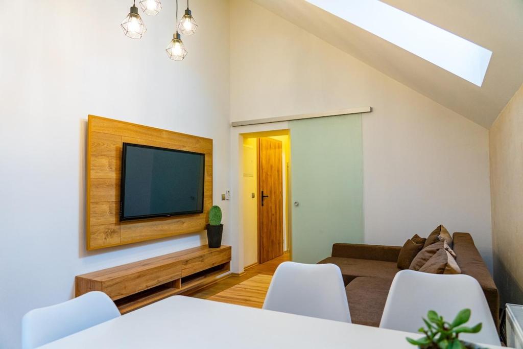 TV a/nebo společenská místnost v ubytování Apartmán ZA-KA 4 ubytování Litovel