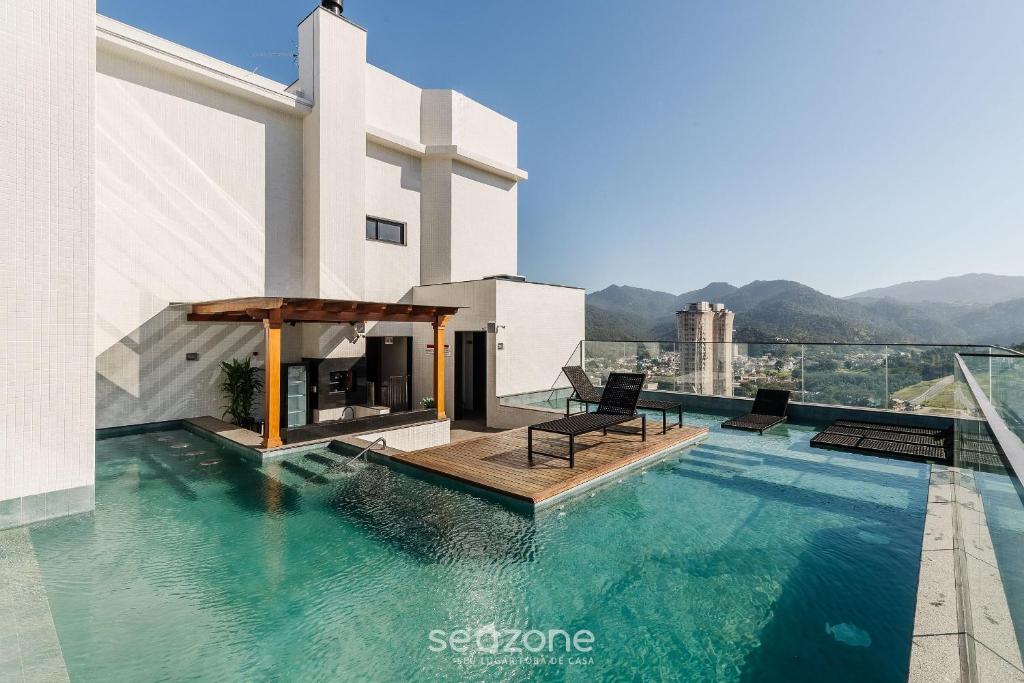 イタペマにあるMHFBs - Edifício Moderno c/ piscina vista mar em Itapemaの建物の屋上にあるプール