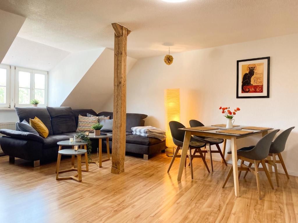 a living room with a couch and a table at Gröpernblick - Zentrumsnahe FeWo I 2 Schlafzimmer I 100 qm I Parkplätze in der Umgebung in Quedlinburg